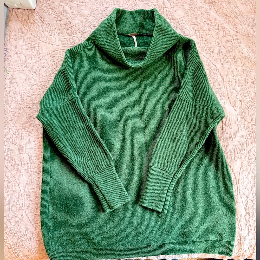 Women’s Free People Green Knit Tunic Sweater Size SM super warm EUC